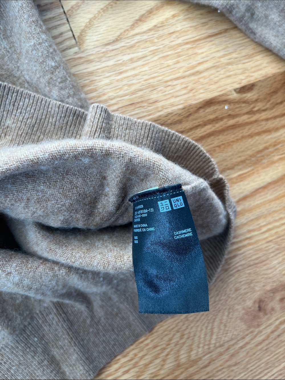 UNIQLO Crewneck Cashmere Sweater Size Medium - Picture 4 of 4